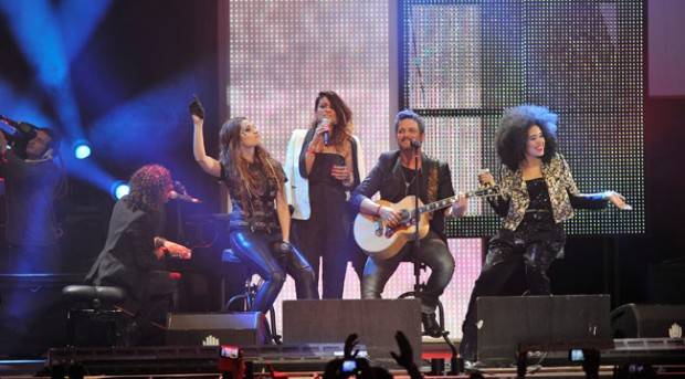 Alejandro Sanz con Bebe, Leire y Chila Lynn sobre el escenario de los Premios 40 Principales 2012