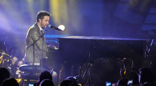 Pablo Alborán en el escenario de los Premios 40 Principales 2012