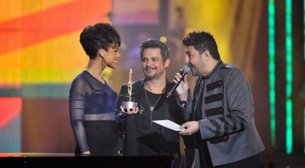 Tony Aguilar y Alejandro Sanz entregan un Premio 40 Principales 2012 a Alicia Keys
