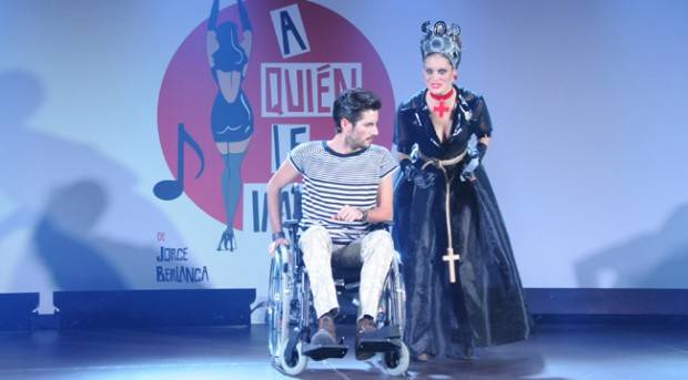Jacinto Bobo y Laura Artolachipi durante una escena del musical 'A quién le importa'