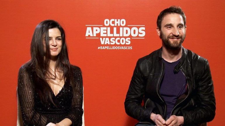 Foto durante la entrevista de "Ocho apellidos vascos", Dani Rovira y Clara Lago