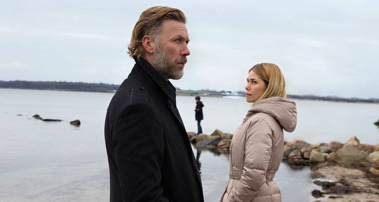 Mikael Persbrandt y     Birgitte Hjort Sørensen en una escena de 'Alguien a quien amar' (2014)