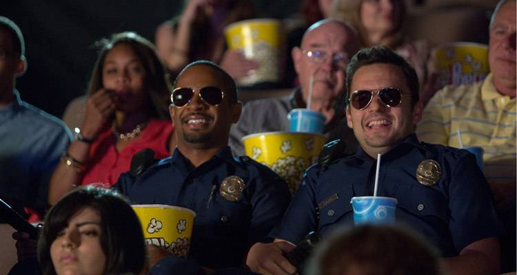 Damon Wayas Jr. y Jake Johnson en una escena de 'Vamos de polis' (2014)