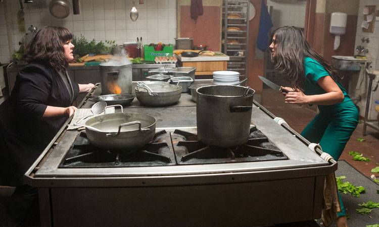 Melissa McCarthy y Rose Byrne en una escena de "Espías" (2015)