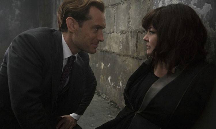 Melissa McCarthy y  Jude Law en una escena de "Espías" (2015)