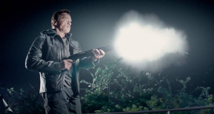 Arnold (el de ahora), con la típica escopeta de la película.