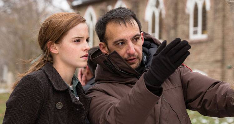 Emma Watson y Alejandro Amenábar durante el rodaje de 'Regresión' 