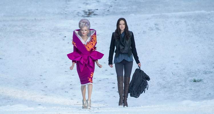 Effie (Elizabeth Banks) y Katniss Everdeen (Jennifer Lawrence) en Sinsajo Parte 2