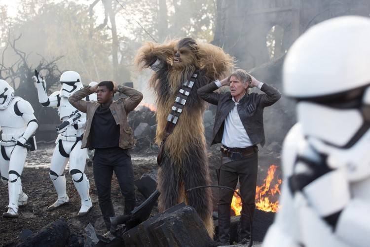 Harrison Ford, John Boyega y Peter Mayhew en Star Wars: El despertar de la Fuerza 