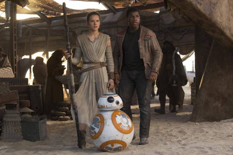 Daisy Ridley y John Boyega en Star Wars: El despertar de la Fuerza 