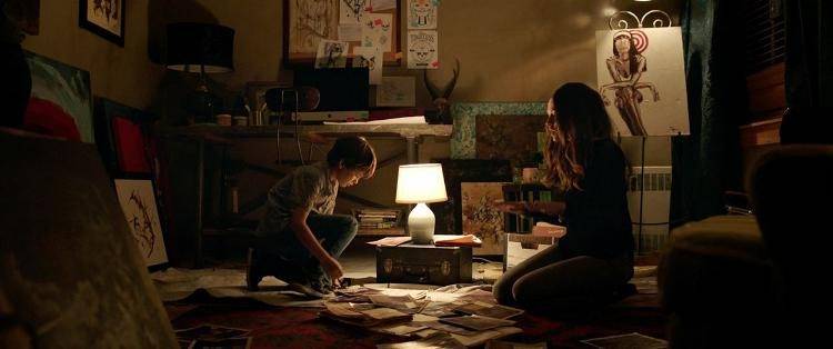 Los personajes de Rebecca (Teresa Palmer) y Martin (Gabriel Bateman) en mitad de una inquietante escena de "Nunca apagues la luz"