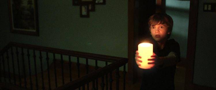 A Martin (Gabriel Bateman) no le queda más remedio que alumbrarse con una vela. Lo lleva claro.