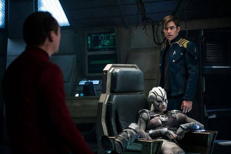 Chris Pine interpreta al capitán Kirk y Sofia Boutella es la desconocida alienígena Jaylah