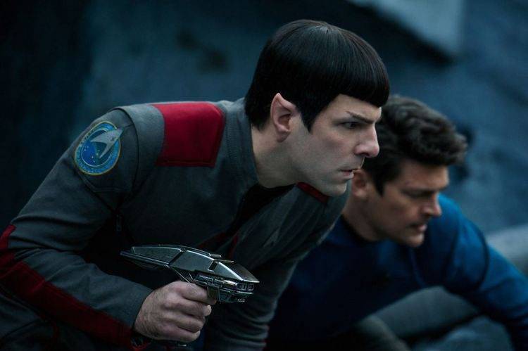 Lo mejor de la película es la relación de Spock (Zachary Quinto) con el Dr. MacCoy (Karl Urban)