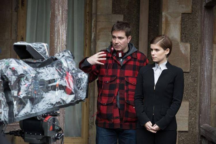 Luke Scott dando indicaciones a Kate Mara durante el rodaje.