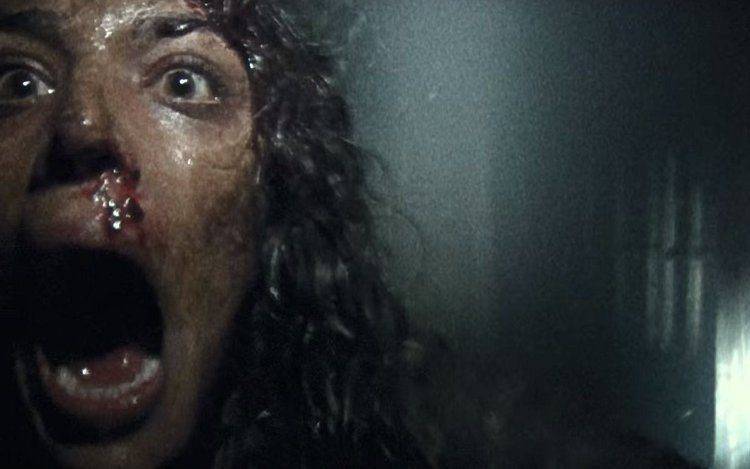 Callie Hernandez interpretando el terror en la película de Blair Witch