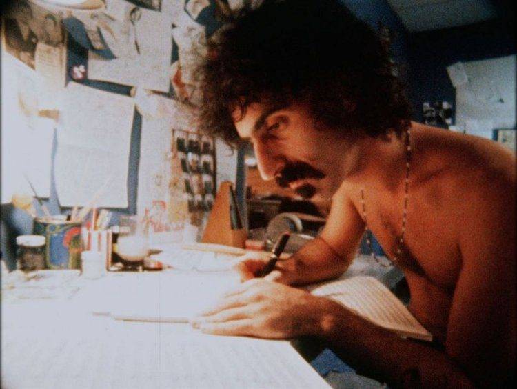 El músico Frank Zappa revisando partituras