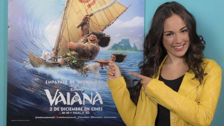 María Parrado junto al cartel de la película de Disney Vaiana