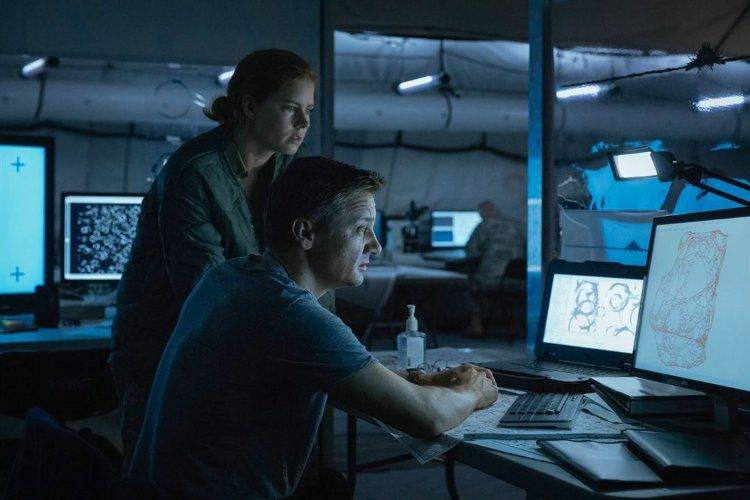 Amy Adams y Jeremy Renner interpretan al equipo encargado de ponerse en contacto con los extraterrestres en "La llegada"