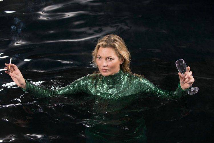 Kate Moss bañándose en el Río Támesis