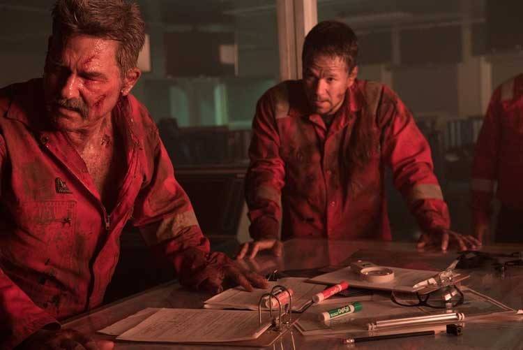Kurt Russell y Mark Wahlberg planeando la huida de la explosión