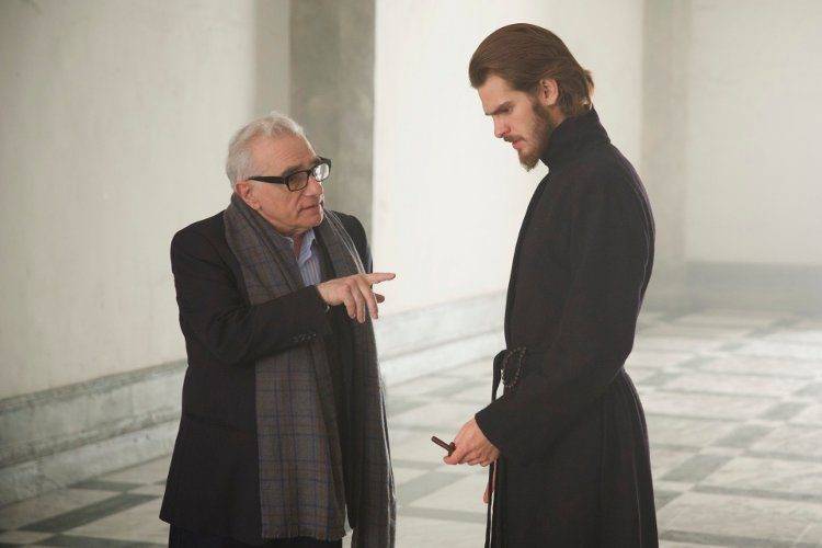 Martin Scorsese hablando con Andrew Garfield durante el rodaje