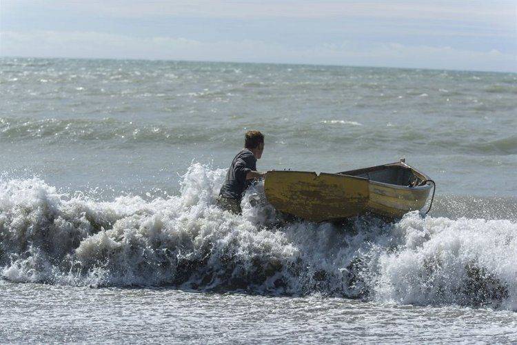 Michael Fassbender rescatando una barca