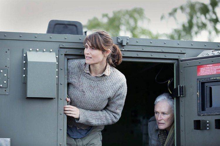 Gemma Arterton y Glenn Close intentando escapar