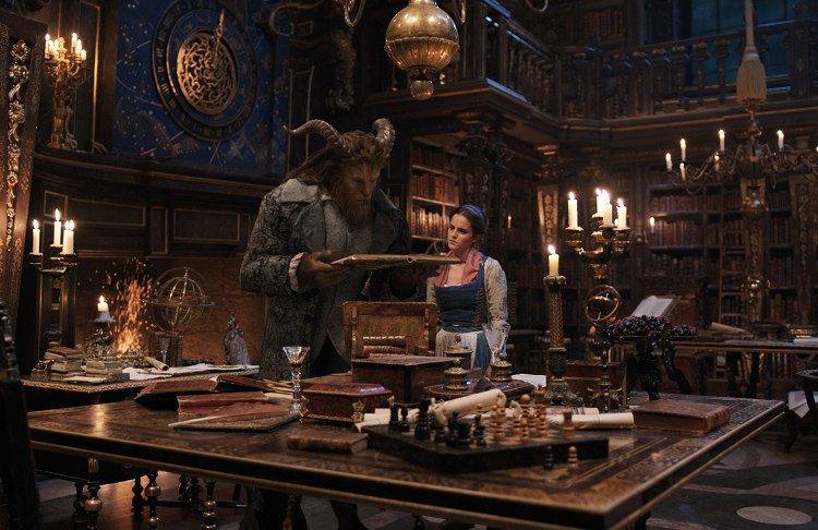 Bella y Bestia en la enorme biblioteca del castillo encantado