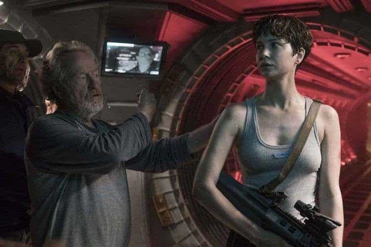 Ridley Scott dando indicaciones a su heroína, Katherine Waterston