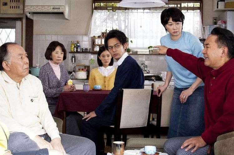 Isao Hashizume, Kazuko Yoshiyuki, Satoshi Tsumabuki y Yû Aoi son la familia protagonista