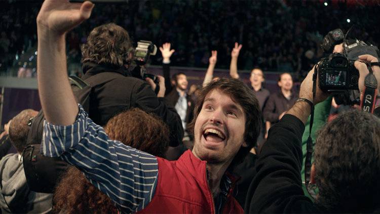 Santiago Alverú es Bosco, aquí haciéndose un selfie con Podemos