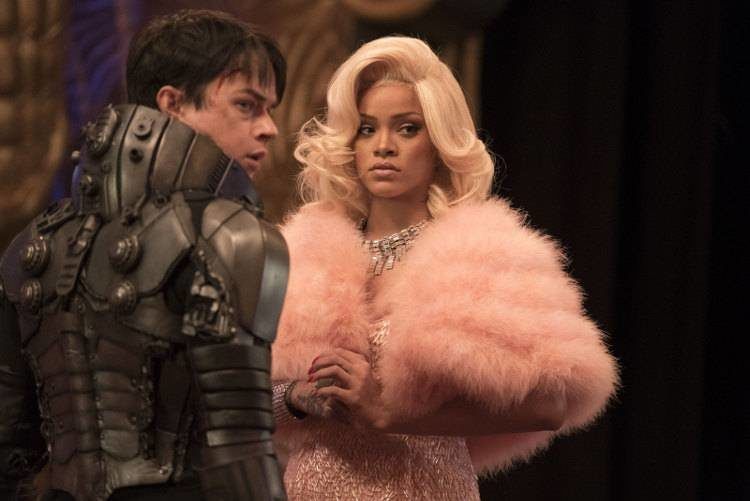 Dane DeHaan y Rihanna en una escena de la película dirigida por Luc Besson