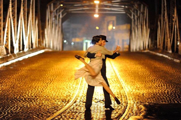 Una pareja bailando en "Un tango más"