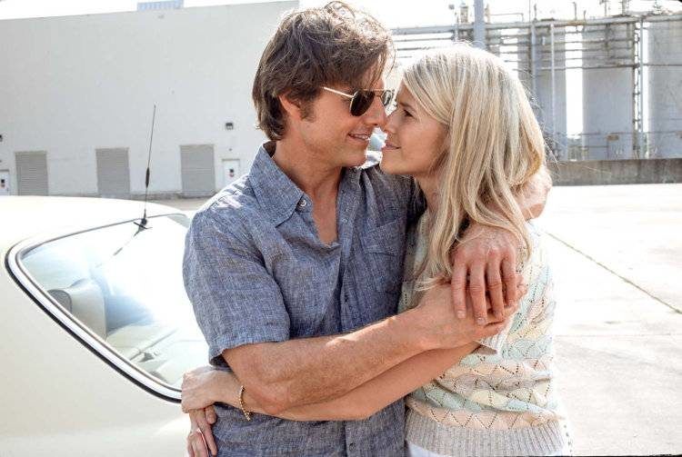 Sarah Wright y Tom Cruise en la película "Barry Seal El traficante"
