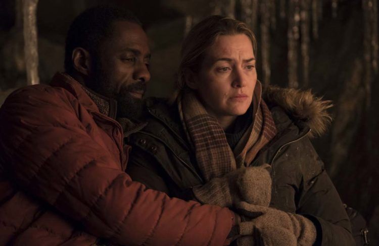 Idris Elba y Kate Winslet acurrucados haciendo frente al frío