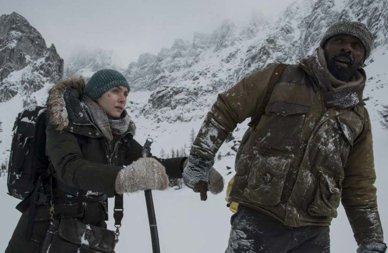 Idris Elba y Kate Winslet pasando mucho frío