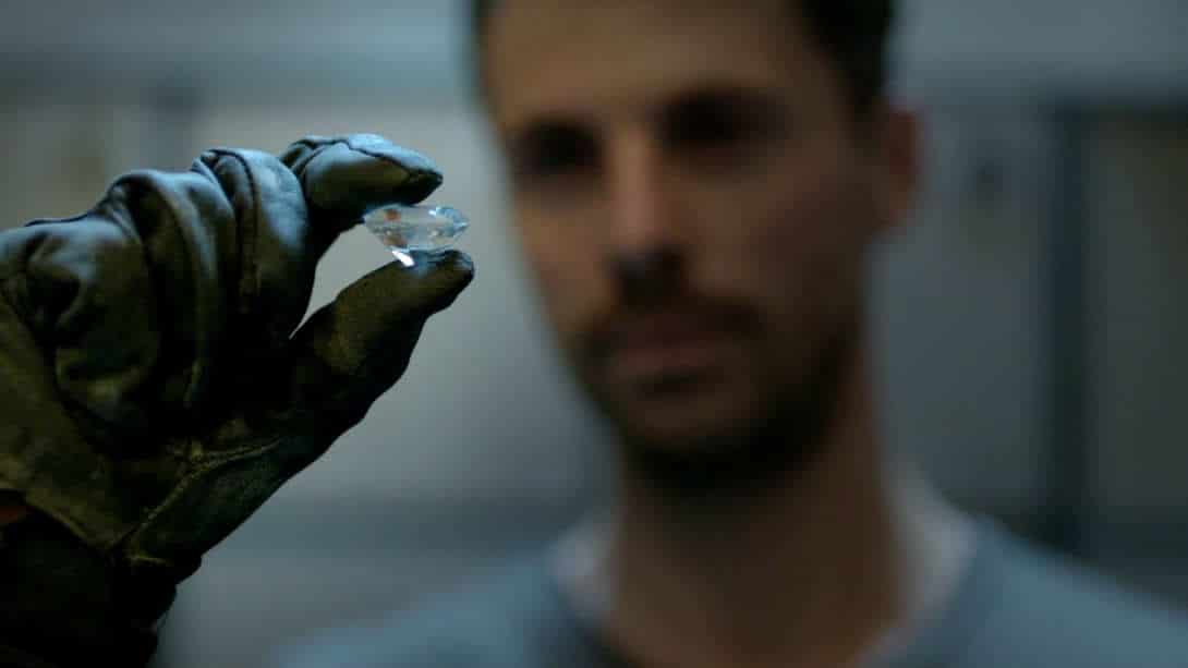 Matthew Goode con un diamante en la mano