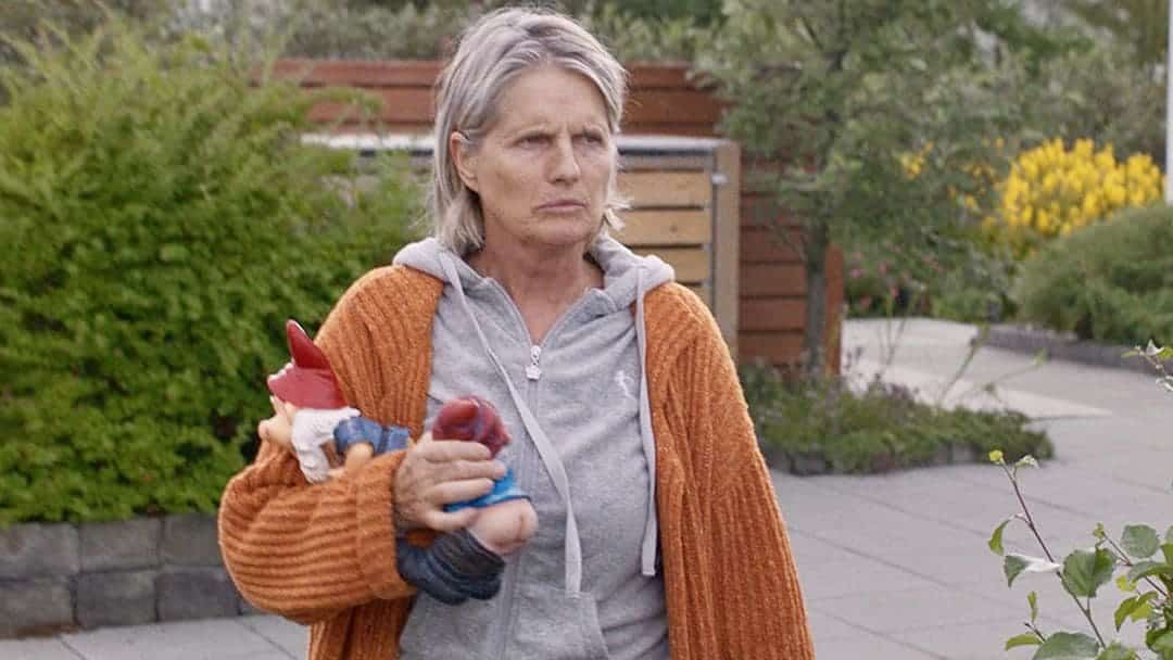 Edda Björgvinsdóttir en la película "Buenos vecinos"
