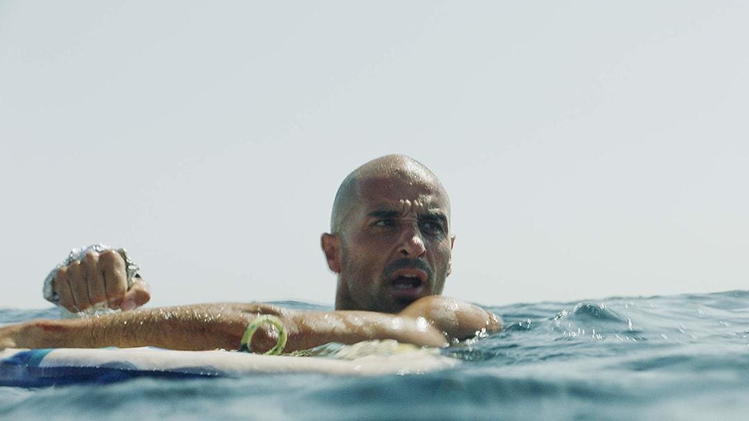 Crítica de la película “Solo”: Basada en la historia real del surfista Álvaro Vizcaíno