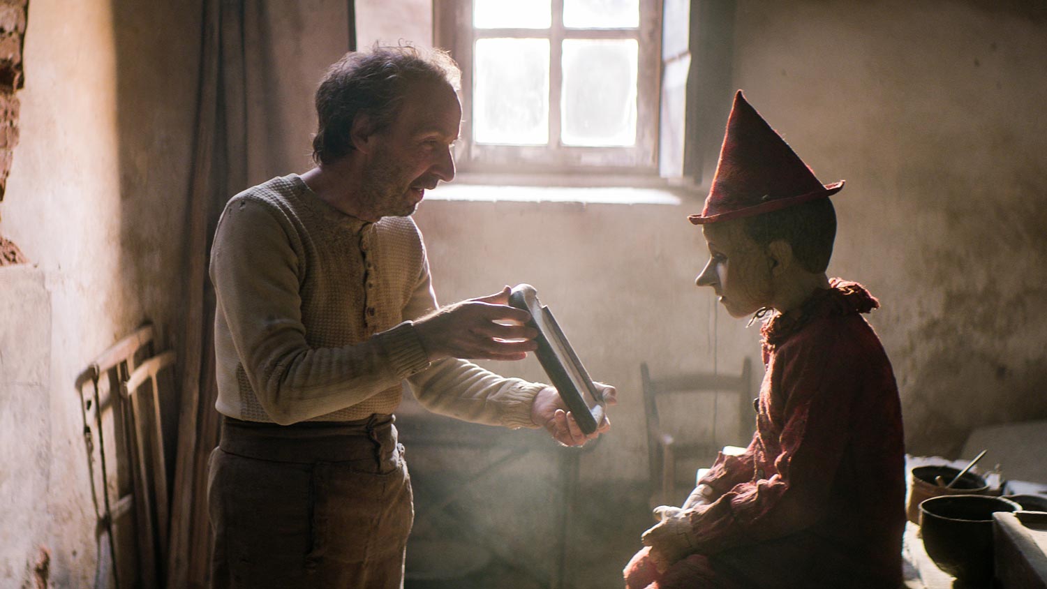 Geppeto (Roberto Benigni) y Pinocho (Federico Ielapi)